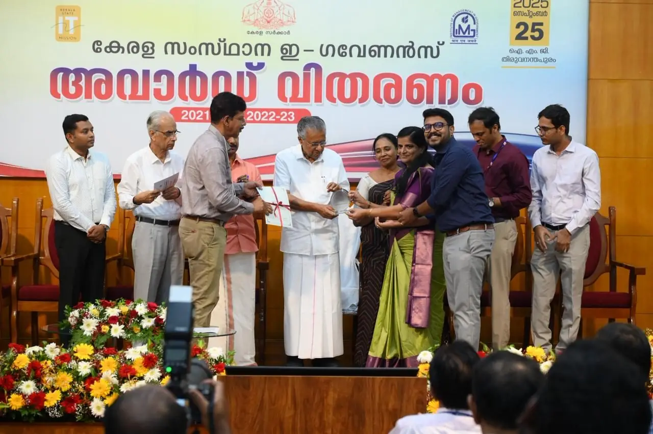 Blessan Kurien Thomas receiving the Kerala State e-Governance Award from Hon’ble Chief Minister of Kerala, Shri Pinarayi Vijayan — 25 September 2025