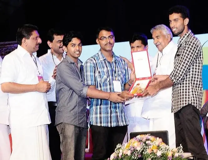 Blessan Kurien Thomas receiving GKSF App recognition from Hon’ble Chief Minister of Kerala, Shri Oommen Chandy (2014)