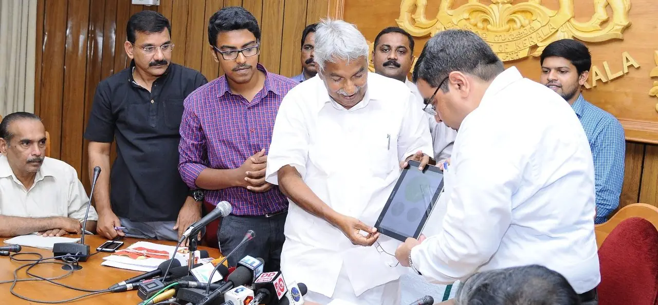Hon’ble Chief Minister of Kerala, Shri Oommen Chandy, inaugurating the Kerala State Lottery Results app developed by Blessan Kurien Thomas and the Root5 Solutions team — 27 January 2016
