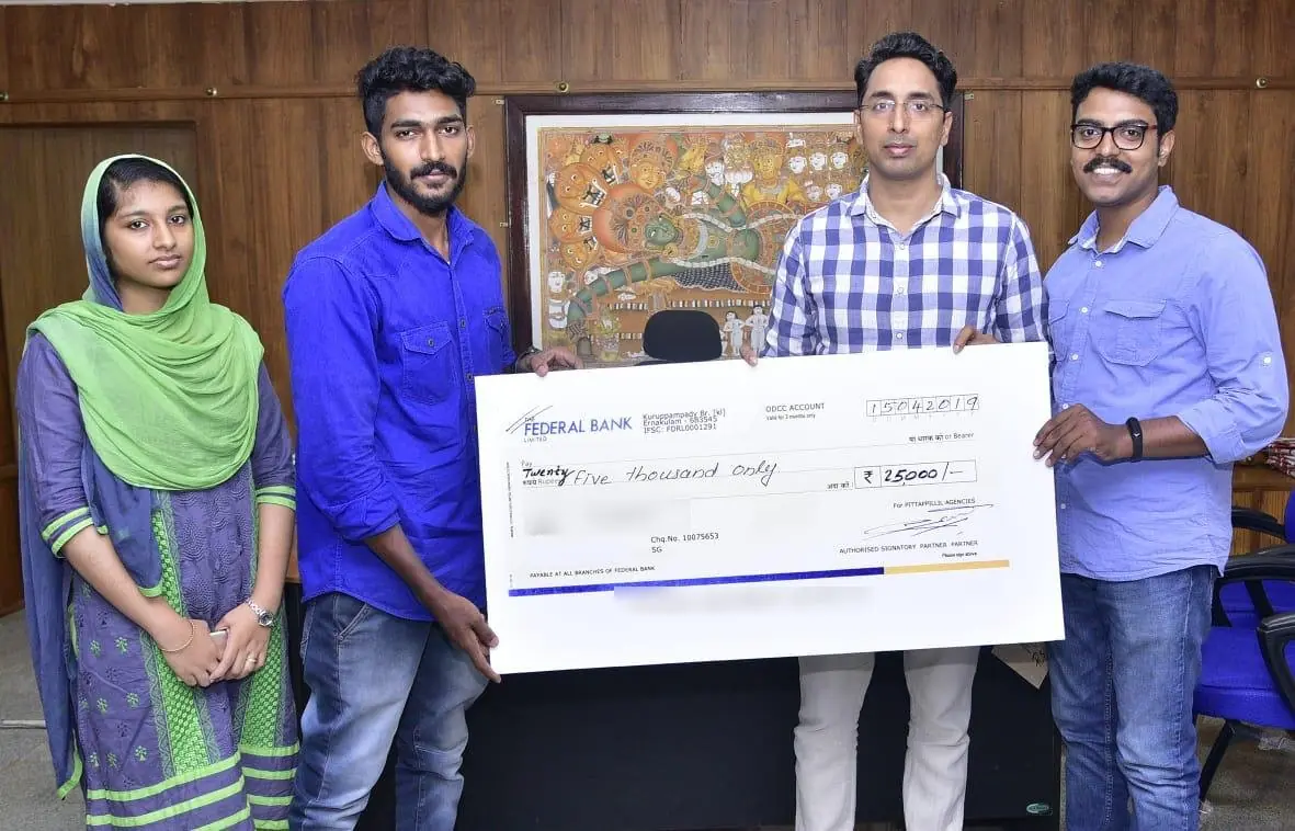District Collector P. B. Nooh IAS presenting the ₹25,000 Vote Smart prize to the winner, with Blessan Kurien Thomas, April 2019